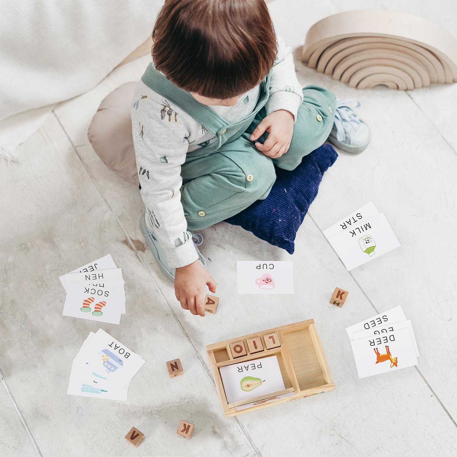 SOKA Wooden Spelling Game with Tray, 8 Alphabet Cubes and 30 Double-Sided Picture Cards