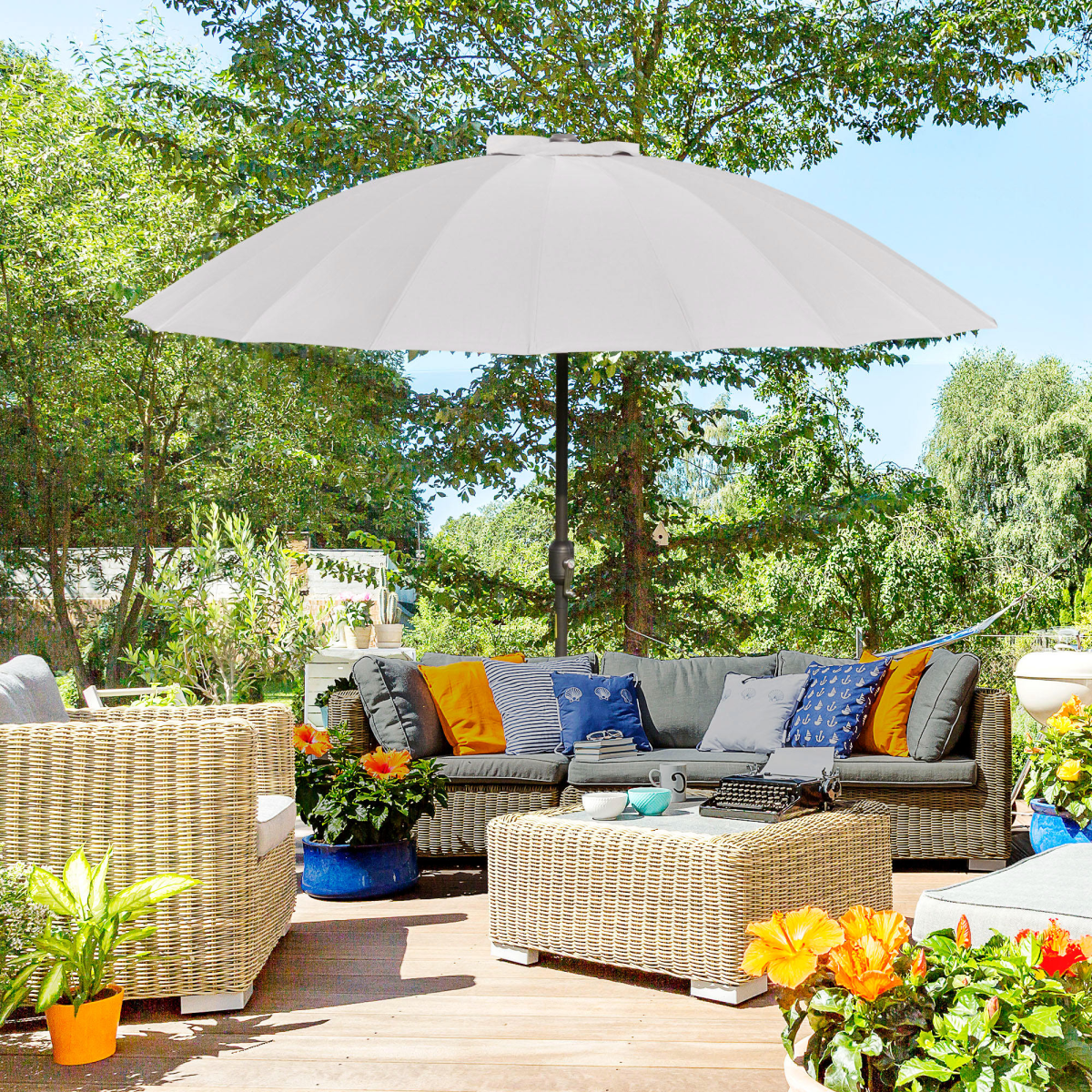 Outsunny 2.5m Round Curved Adjustable Garden Parasol Sun Umbrella with Metal Pole, Light Grey