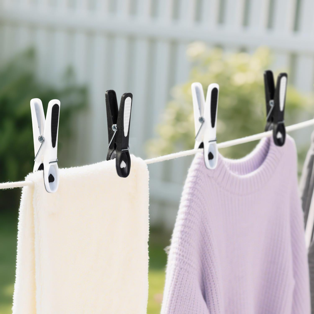 Vinsani 20 Pack Plastic Laundry Pegs with Stainless Steel Spring, Black and White