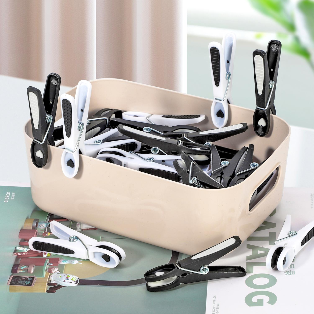 Vinsani 20 Pack Plastic Laundry Pegs with Stainless Steel Spring, Black and White