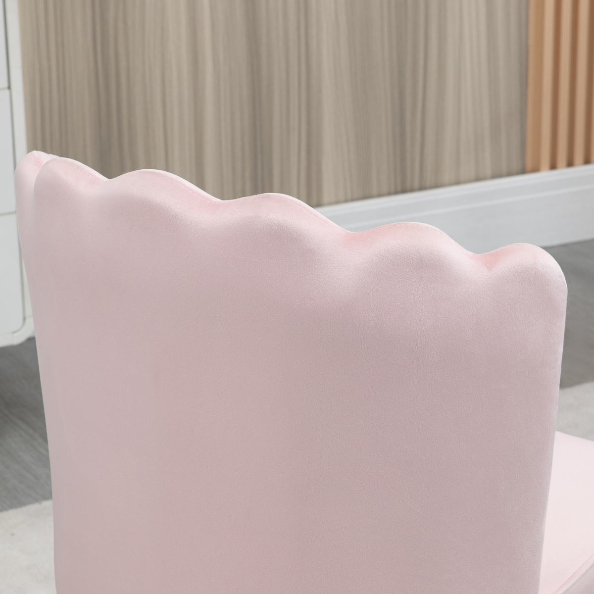 HOMCOM Pink Velvet-Feel Shell Accent Chair with Gold-Tone Metal Legs