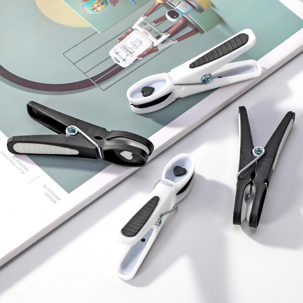 Vinsani 20 Pack Plastic Laundry Pegs with Stainless Steel Spring, Black and White