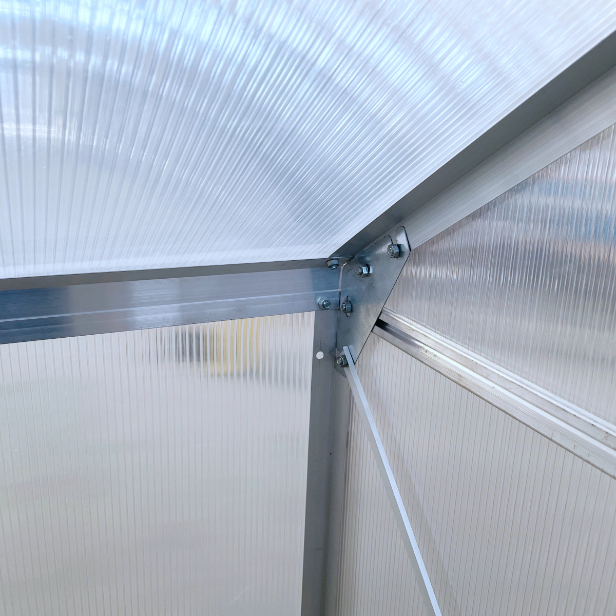 Outsunny 6 x 4ft Polycarbonate Greenhouse with Aluminium Alloy Frame, Roof Vent, Rain Gutter and Sliding Door