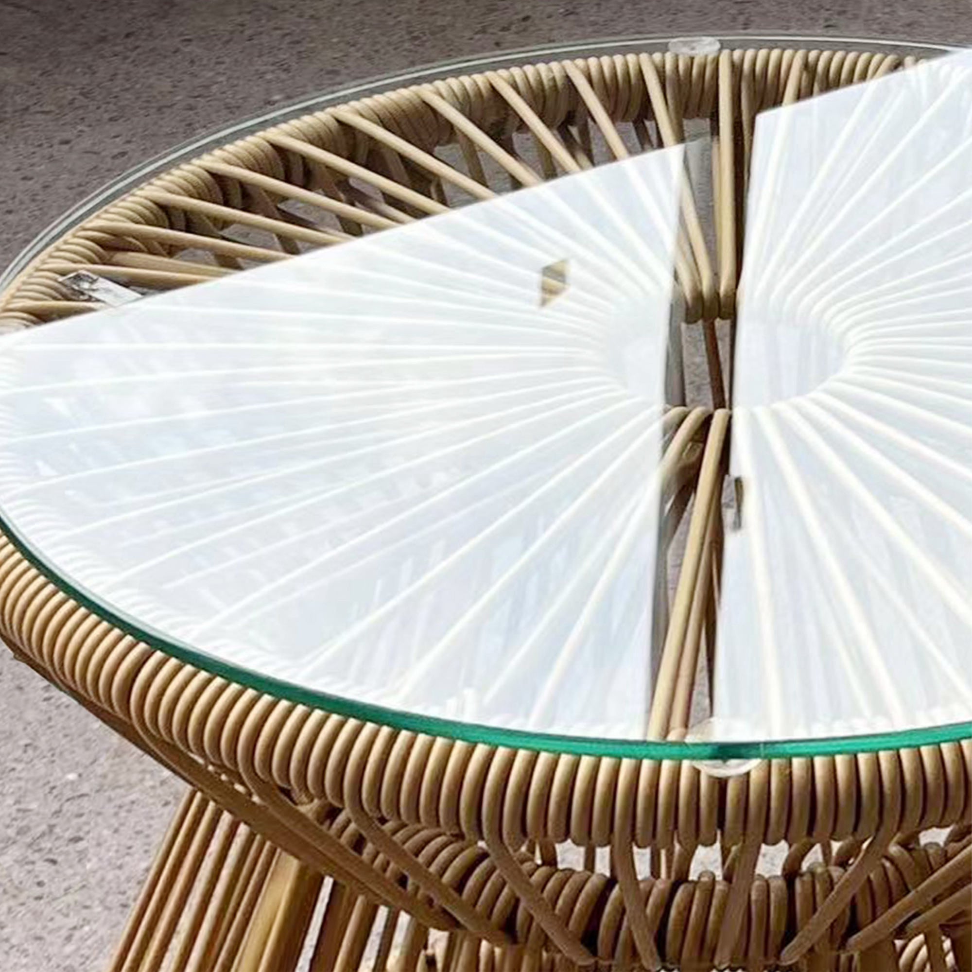 Outsunny Round PE Rattan Side Table with Glass Top, Natural
