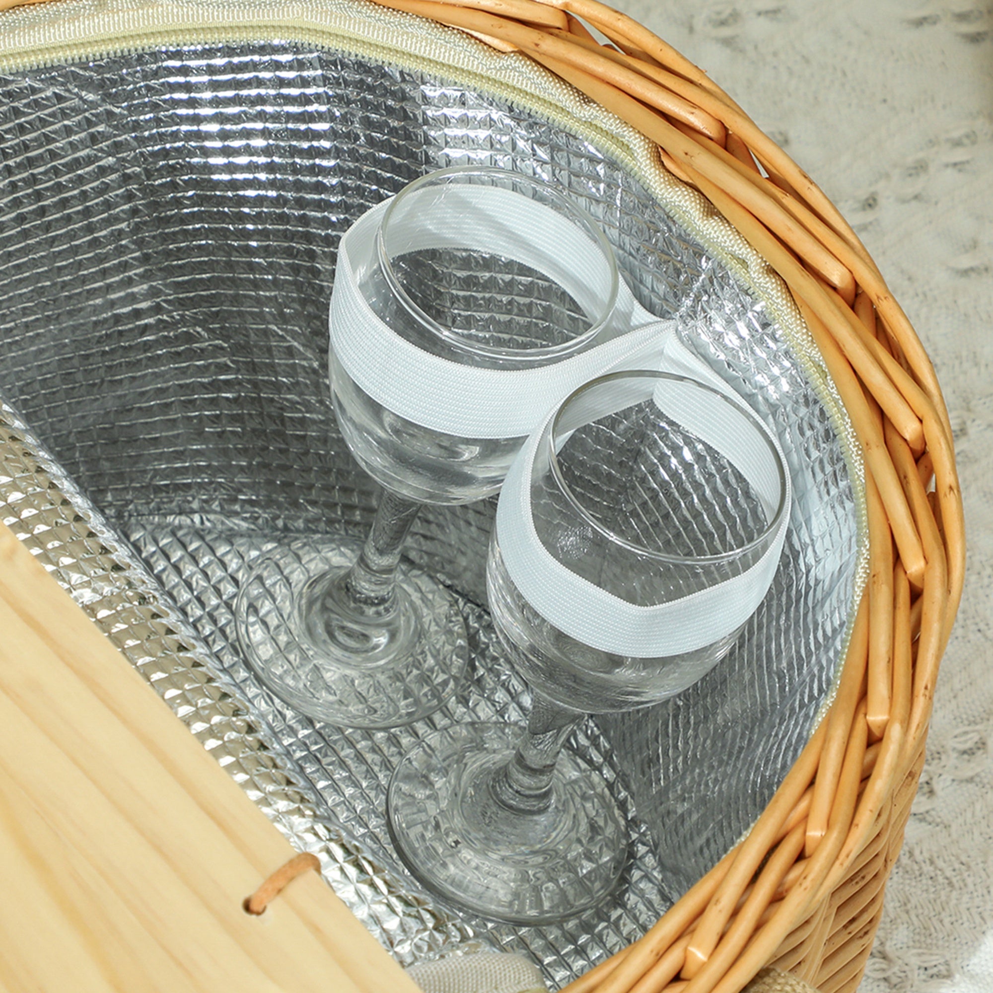 Outsunny Wicker Picnic Basket for 2 with Insulated Cooler Bag and Pine Wood Lid