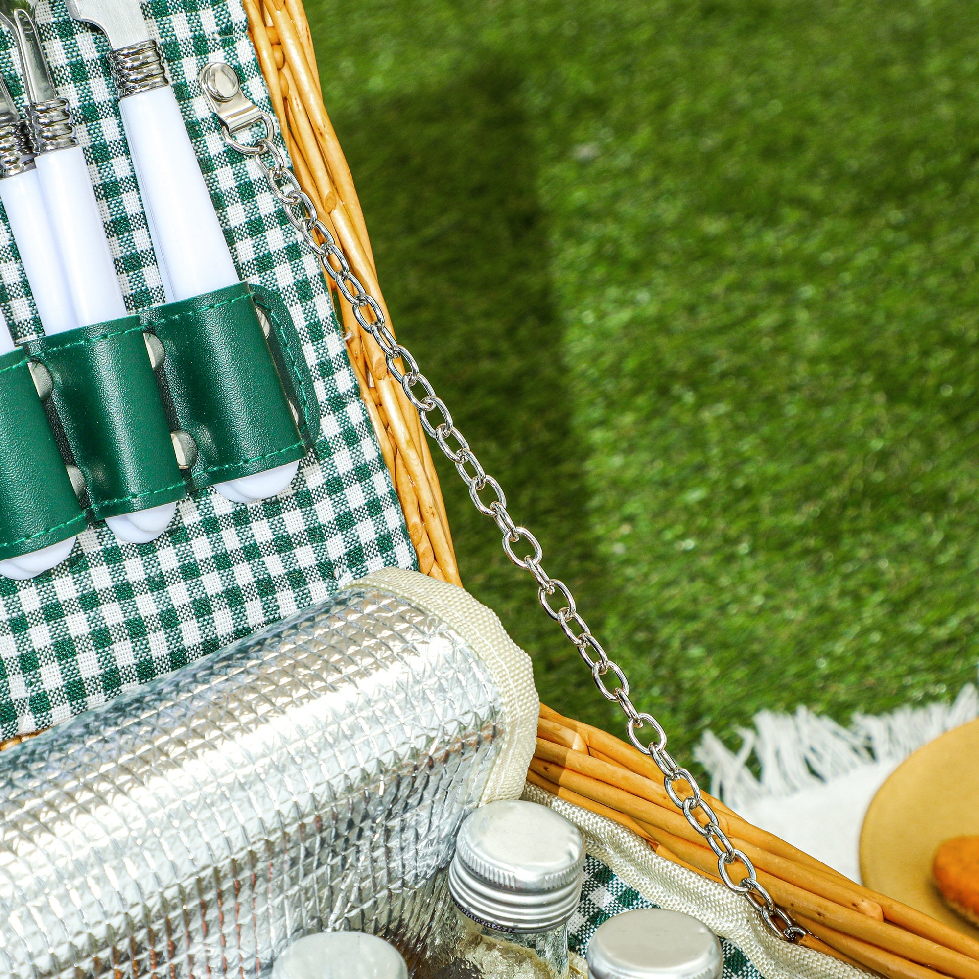 Outsunny 2-Person Wicker Picnic Basket with Insulated Cooler Bag