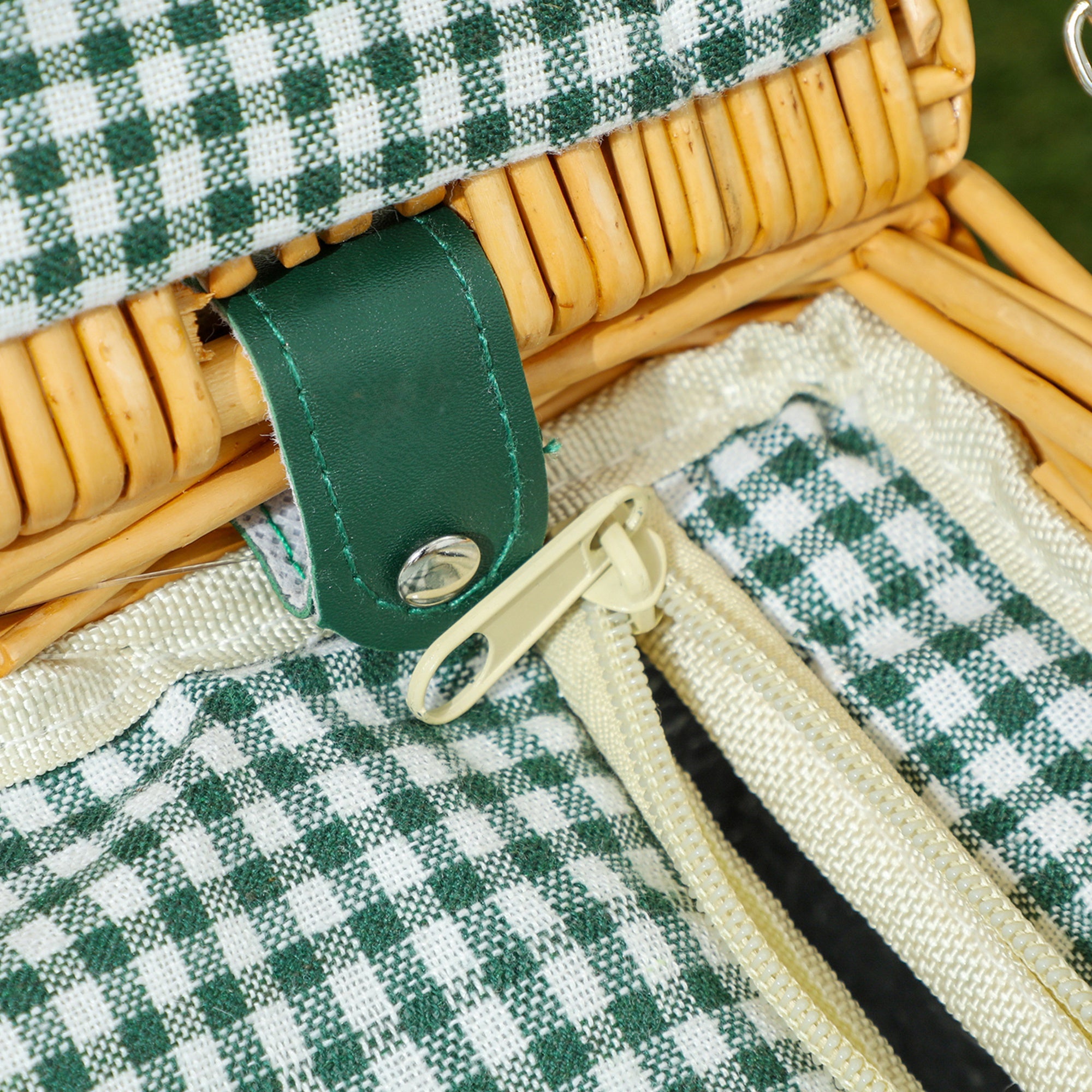 Outsunny 2-Person Wicker Picnic Basket with Insulated Cooler Bag